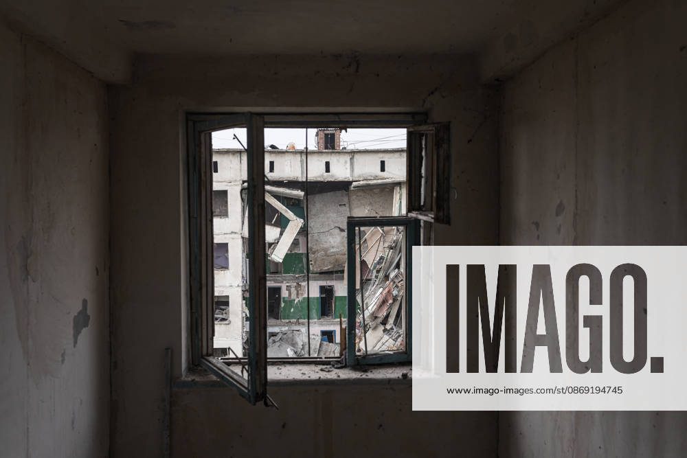 Russian air strike hits residential building in Sloviansk SLOVIANSK, UKRAINE - OCTOBER 11: A view of the damaged building following a Russian aerial bombing of a residential block in Sloviansk, Ukraine, on October 11, 2026. Diego Herrera Carcedo Anadolu Sloviansk Ukraine. Editorial use only. Please get in touch for any other usage.