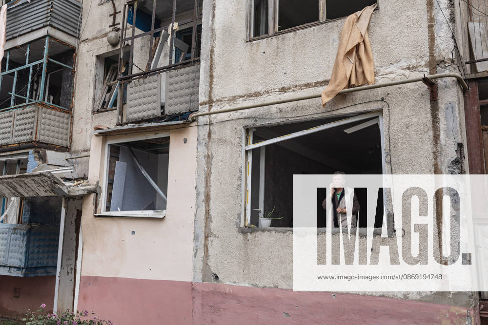 Russian air strike hits residential building in Sloviansk SLOVIANSK, UKRAINE - OCTOBER 11: A woman talks on the phone at home, in a building damaged following a Russian aerial bombing of a residential block in Sloviansk, Ukraine, on October 11, 2026. Diego Herrera Carcedo Anadolu Sloviansk Ukraine. Editorial use only. Please get in touch for any other usage.