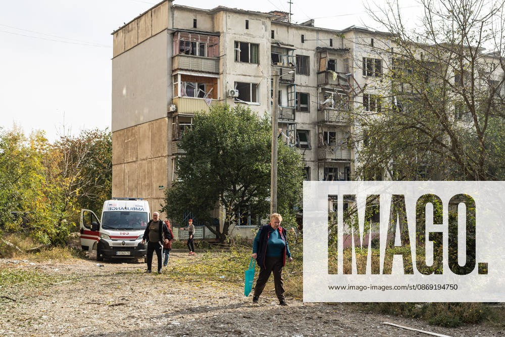 Russian air strike hits residential building in Sloviansk SLOVIANSK, UKRAINE - OCTOBER 11: Civilians walk past a damaged building following a Russian aerial bombing of a residential block in Sloviansk, Ukraine, on October 11, 2026. Diego Herrera Carcedo Anadolu Sloviansk Ukraine. Editorial use only. Please get in touch for any other usage.
