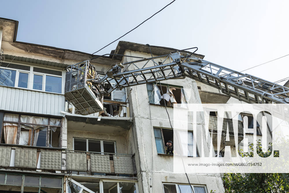 Russian air strike hits residential building in Sloviansk SLOVIANSK, UKRAINE - OCTOBER 11: Firefighters rescue a civilian from a damaged building following a Russian aerial strike on a residential building in Sloviansk, Ukraine, on October 11, 2026. Diego Herrera Carcedo Anadolu Sloviansk Ukraine. Editorial use only. Please get in touch for any other usage.
