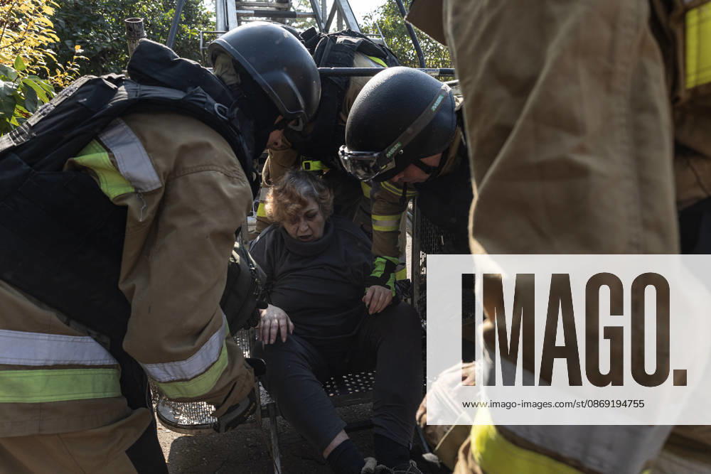 Russian air strike hits residential building in Sloviansk SLOVIANSK, UKRAINE - OCTOBER 11: Firefighters rescue a civilian from a damaged building following a Russian aerial strike on a residential building in Sloviansk, Ukraine, on October 11, 2026. Diego Herrera Carcedo Anadolu Sloviansk Ukraine. Editorial use only. Please get in touch for any other usage.