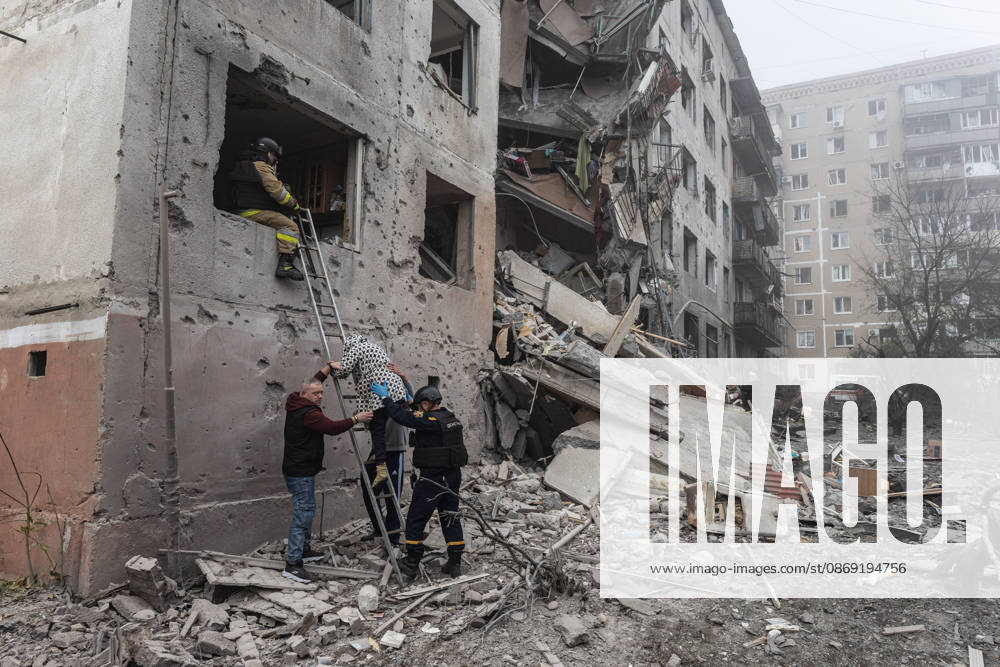Russian air strike hits residential building in Sloviansk SLOVIANSK, UKRAINE - OCTOBER 11: Firefighters evacuate an injured woman following a Russian air raid on a residential building in Sloviansk, Ukraine, on October 11, 2026. Diego Herrera Carcedo Anadolu Sloviansk Ukraine. Editorial use only. Please get in touch for any other usage.