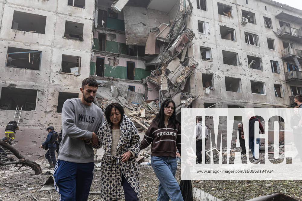 Russian airstrike hits residential building in Sloviansk SLOVIANSK, UKRAINE - OCTOBER 11: An injured woman is helped by two neighbours following a Russian airstrike on a residential building in Sloviansk, Ukraine, on October 11, 2026. Diego Herrera Carcedo Anadolu Sloviansk Ukraine. Editorial use only. Please get in touch for any other usage.