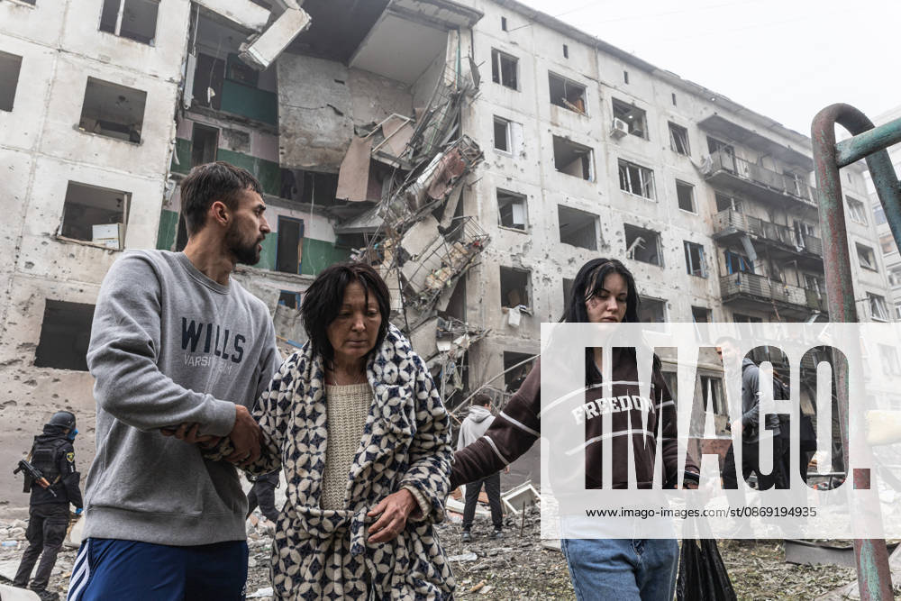 Russian airstrike hits residential building in Sloviansk SLOVIANSK, UKRAINE - OCTOBER 11: An injured woman is helped by two neighbours following a Russian airstrike on a residential building in Sloviansk, Ukraine, on October 11, 2026. Diego Herrera Carcedo Anadolu Sloviansk Ukraine. Editorial use only. Please get in touch for any other usage.