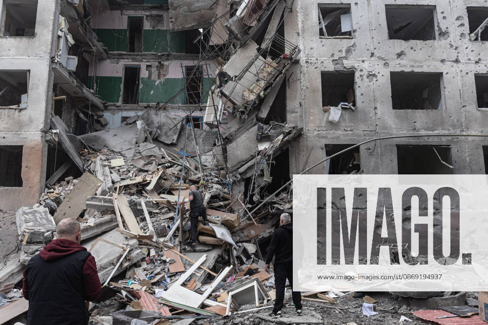 Russian airstrike hits residential building in Sloviansk SLOVIANSK, UKRAINE - OCTOBER 11: A resident searches for his belongings following a Russian airstrike on a residential block in Sloviansk, Ukraine, on October 11, 2026. Diego Herrera Carcedo Anadolu Sloviansk Ukraine. Editorial use only. Please get in touch for any other usage.