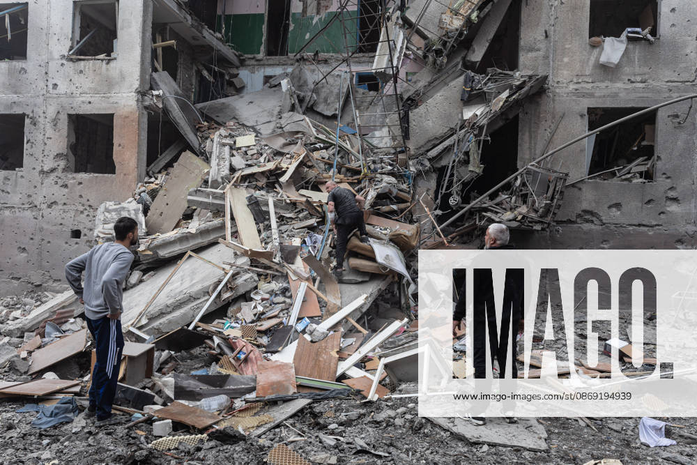 Russian airstrike hits residential building in Sloviansk SLOVIANSK, UKRAINE - OCTOBER 11: A resident searches for his belongings following a Russian air strike on a residential block in Sloviansk, Ukraine, on October 11, 2026. Diego Herrera Carcedo Anadolu Sloviansk Ukraine. Editorial use only. Please get in touch for any other usage.