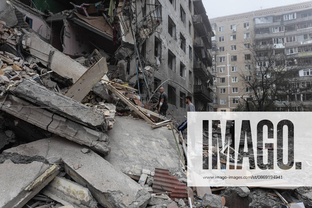 Russian airstrike hits residential building in Sloviansk SLOVIANSK, UKRAINE - OCTOBER 11: A resident searches for his belongings following a Russian airstrike on a residential block in Sloviansk, Ukraine, on October 11, 2026. Diego Herrera Carcedo Anadolu Sloviansk Ukraine. Editorial use only. Please get in touch for any other usage.