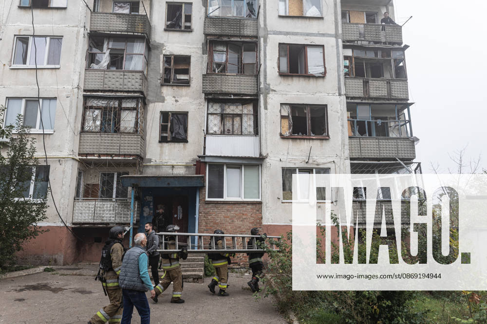 Russian airstrike hits residential building in Sloviansk SLOVIANSK, UKRAINE - OCTOBER 11: Firefighters are attempting to rescue a civilian following a Russian airstrike on a residential building in Sloviansk, Ukraine, on October 11, 2026. Diego Herrera Carcedo Anadolu Sloviansk Ukraine. Editorial use only. Please get in touch for any other usage.
