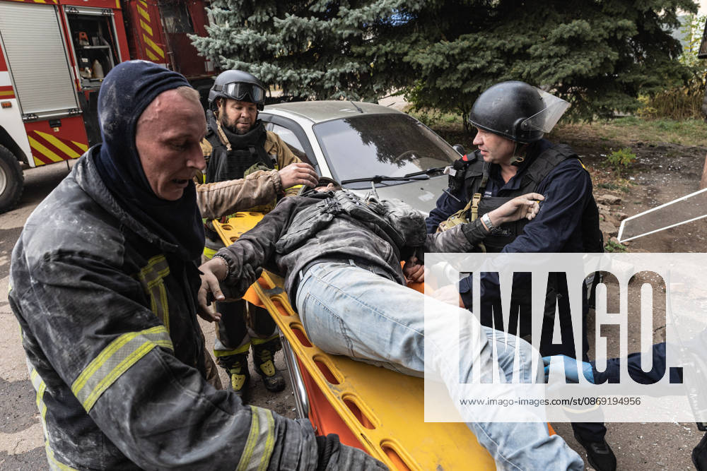 Russian airstrike hits residential building in Sloviansk SLOVIANSK, UKRAINE - OCTOBER 11: Firefighters rescue a volunteer who was trapped in the rubble following a Russian airstrike on a residential building in Sloviansk, Ukraine, on October 11, 2026. Diego Herrera Carcedo Anadolu Sloviansk Ukraine. Editorial use only. Please get in touch for any other usage.