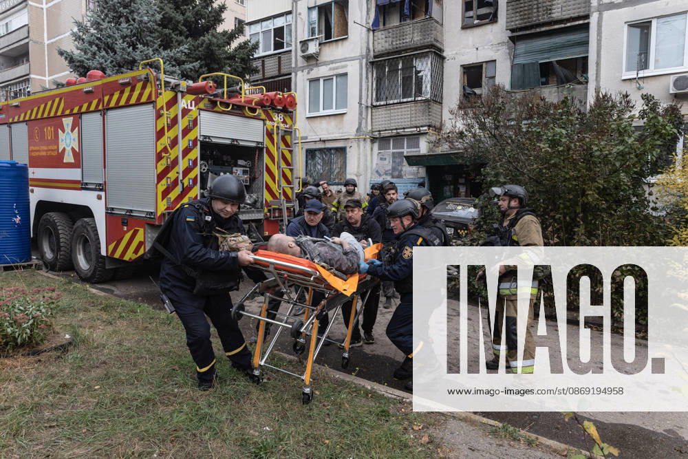 Russian airstrike hits residential building in Sloviansk SLOVIANSK, UKRAINE - OCTOBER 11: Firefighters rescue a volunteer who was trapped in the rubble following a Russian airstrike on a residential building in Sloviansk, Ukraine, on October 11, 2026. Diego Herrera Carcedo Anadolu Sloviansk Ukraine. Editorial use only. Please get in touch for any other usage.