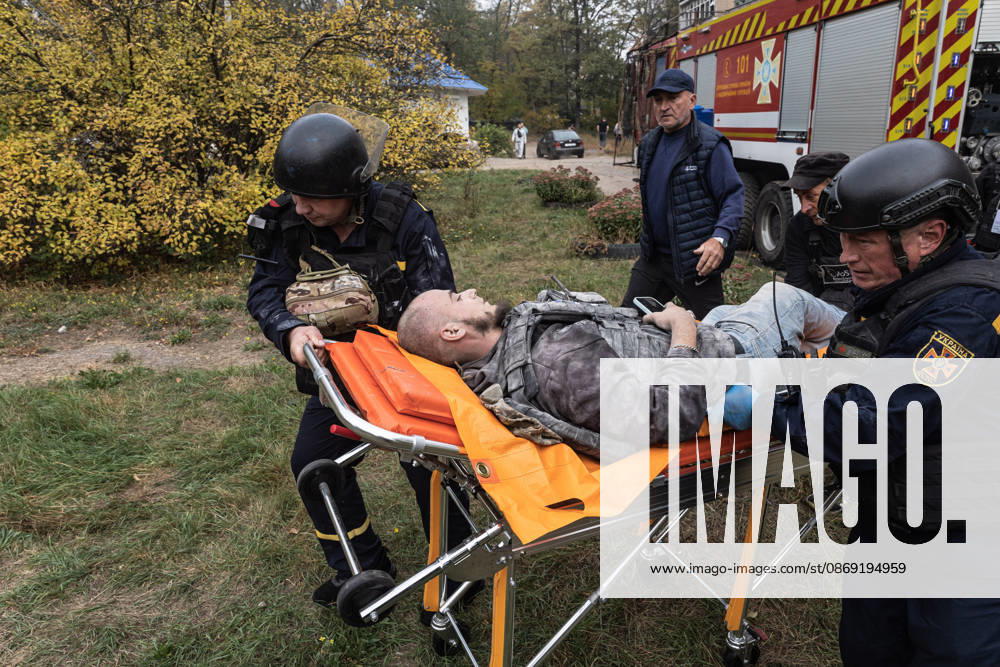 Russian airstrike hits residential building in Sloviansk SLOVIANSK, UKRAINE - OCTOBER 11: Firefighters rescue a volunteer who was trapped in the rubble following a Russian airstrike on a residential building in Sloviansk, Ukraine, on October 11, 2026. Diego Herrera Carcedo Anadolu Sloviansk Ukraine. Editorial use only. Please get in touch for any other usage.