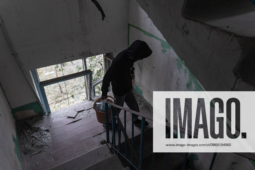 Russian airstrike hits residential building in Sloviansk SLOVIANSK, UKRAINE - OCTOBER 11: A young man clears rubble from a damaged building following a Russian airstrike on a residential block in Sloviansk, Ukraine, on October 11, 2026. Diego Herrera Carcedo Anadolu Sloviansk Ukraine. Editorial use only. Please get in touch for any other usage.