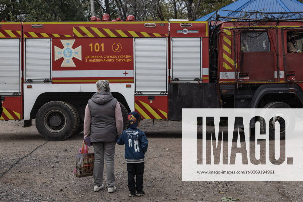 Russian airstrike hits residential building in Sloviansk SLOVIANSK, UKRAINE - OCTOBER 11: A woman and a child standing next to a fire engine following a Russian airstrike on a residential building in Sloviansk, Ukraine, on October 11, 2026. Diego Herrera Carcedo Anadolu Sloviansk Ukraine. Editorial use only. Please get in touch for any other usage.