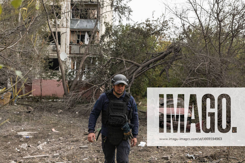 Russian airstrike hits residential building in Sloviansk SLOVIANSK, UKRAINE - OCTOBER 11: A firefighter walks past a wrecked car following a Russian airstrike on a residential building in Sloviansk, Ukraine, on October 11, 2026. Diego Herrera Carcedo Anadolu Sloviansk Ukraine. Editorial use only. Please get in touch for any other usage.