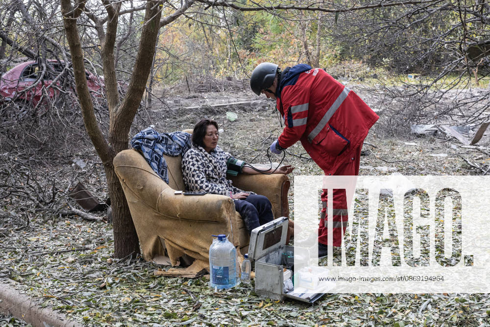 Russian airstrike hits residential building in Sloviansk SLOVIANSK, UKRAINE - OCTOBER 11: A doctor treats a woman following a Russian airstrike on a residential building in Sloviansk, Ukraine, on October 11, 2026. Diego Herrera Carcedo Anadolu Sloviansk Ukraine. Editorial use only. Please get in touch for any other usage.