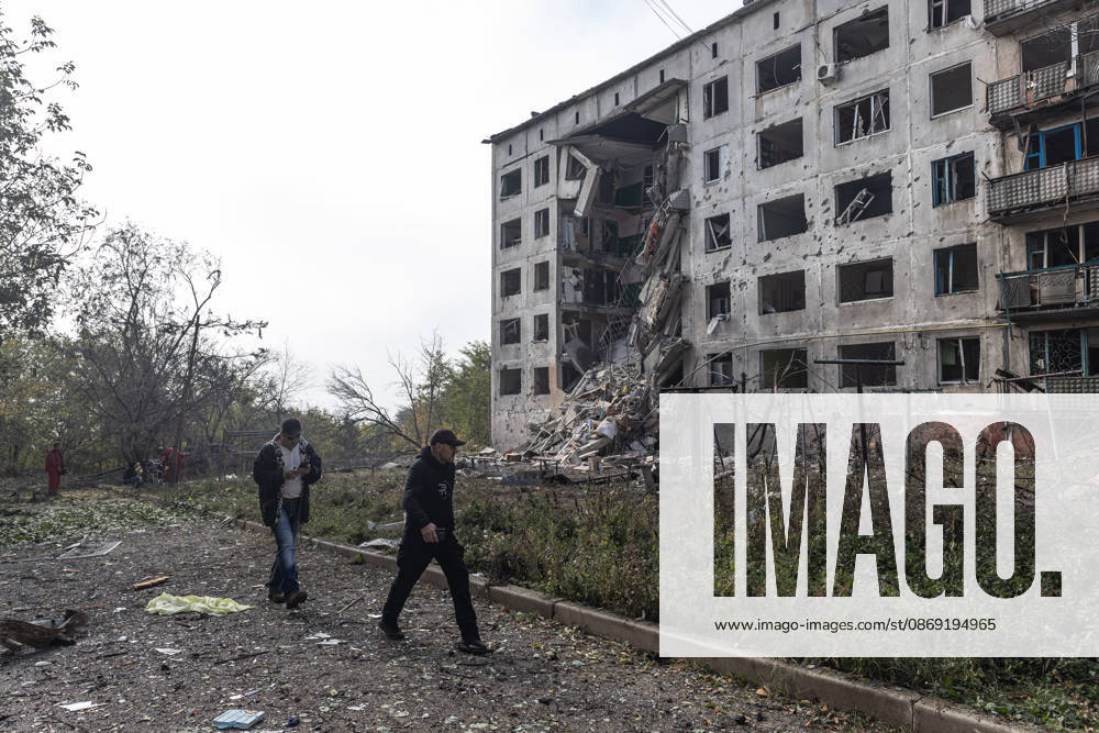 Russian airstrike hits residential building in Sloviansk SLOVIANSK, UKRAINE - OCTOBER 11: Civilians walk past a damaged building following a Russian airstrikea residential block in Sloviansk, Ukraine, on October 11, 2026. Diego Herrera Carcedo Anadolu Sloviansk Ukraine. Editorial use only. Please get in touch for any other usage.