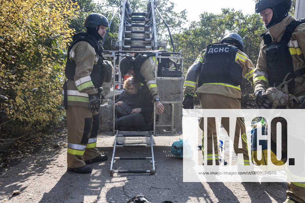 Russian airstrike hits residential building in Sloviansk SLOVIANSK, UKRAINE - OCTOBER 11: Firefighters rescue a civilian from a damaged building following a Russian airstrike on a residential building in Sloviansk, Ukraine, on October 11, 2026. Diego Herrera Carcedo Anadolu Sloviansk Ukraine. Editorial use only. Please get in touch for any other usage.