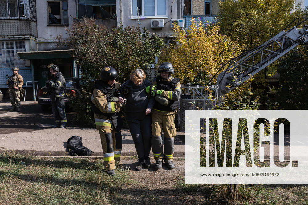 Russian airstrike hits residential building in Sloviansk SLOVIANSK, UKRAINE - OCTOBER 11: Firefighters rescue a civilian from a damaged building following a Russian airstrike on a residential building in Sloviansk, Ukraine, on October 11, 2026. Diego Herrera Carcedo Anadolu Sloviansk Ukraine. Editorial use only. Please get in touch for any other usage.