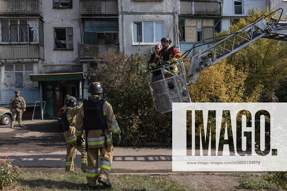 Russian airstrike hits residential building in Sloviansk SLOVIANSK, UKRAINE - OCTOBER 11: Firefighters rescue a civilian from a damaged building following a Russian airstrike on a residential building in Sloviansk, Ukraine, on October 11, 2026. Diego Herrera Carcedo Anadolu Sloviansk Ukraine. Editorial use only. Please get in touch for any other usage.