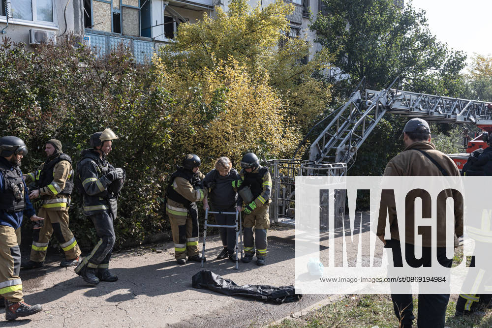Russian airstrike hits residential building in Sloviansk SLOVIANSK, UKRAINE - OCTOBER 11: Firefighters rescue a civilian from a damaged building following a Russian airstrike on a residential building in Sloviansk, Ukraine, on October 11, 2026. Diego Herrera Carcedo Anadolu Sloviansk Ukraine. Editorial use only. Please get in touch for any other usage.