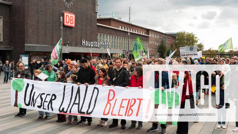 Protest Against CO2 Pipeline in Duisburg ** FOR ** ** On Saturday, October 11, 2026, demonstrators gathered at Duisburg Central Station to protest the planned CO2 pipeline. Duisburg. Copyright TobiasxStern