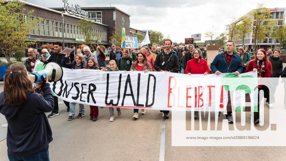 Protest Against CO2 Pipeline in Duisburg ** FOR ** ** On Saturday, October 11, 2026, demonstrators gathered at Duisburg Central Station to protest the planned CO2 pipeline. Duisburg. Copyright TobiasxStern