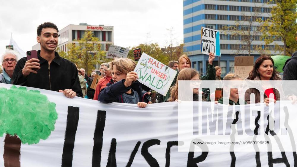 Protest Against CO2 Pipeline in Duisburg ** FOR ** ** On Saturday, October 11, 2026, demonstrators gathered at Duisburg Central Station to protest the planned CO2 pipeline. Duisburg. Copyright TobiasxStern