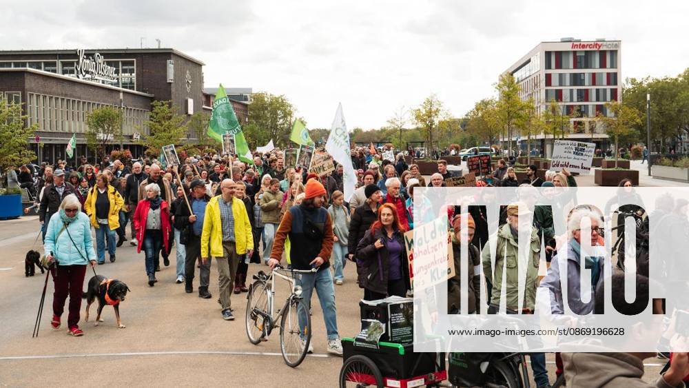 Protest Against CO2 Pipeline in Duisburg ** FOR ** ** On Saturday, October 11, 2026, demonstrators gathered at Duisburg Central Station to protest the planned CO2 pipeline. Duisburg. Copyright TobiasxStern