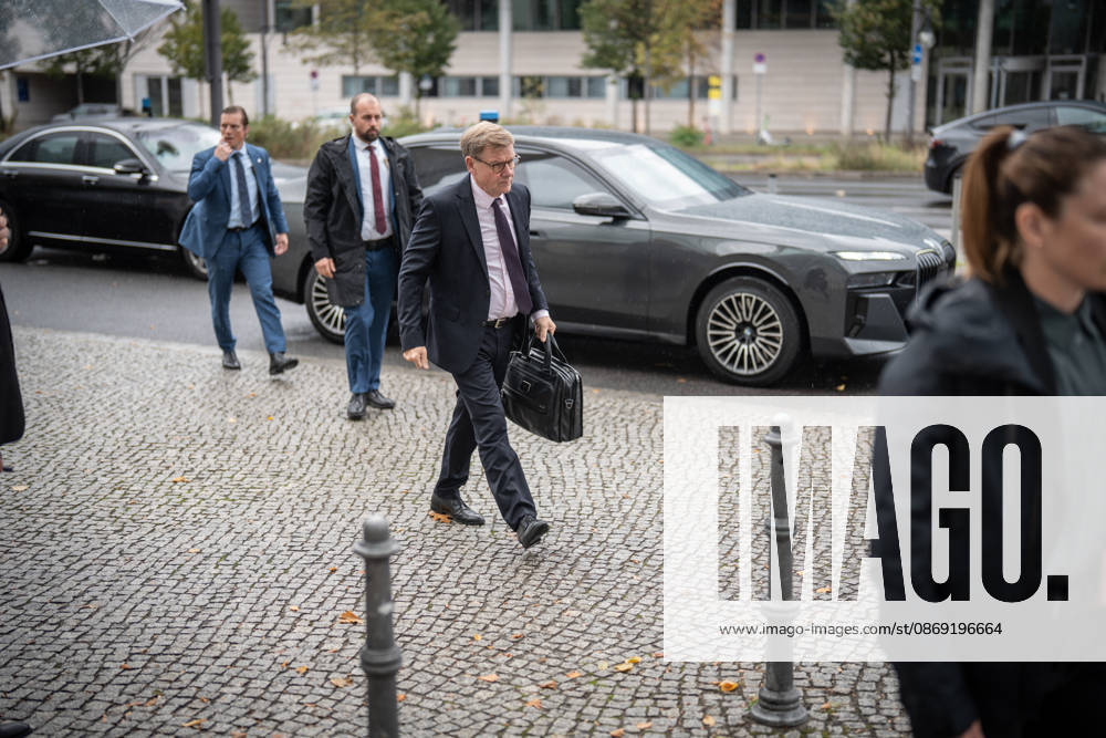 Johann Wadephul, Minister of Foreign Affairs, upon his arrival with security detail at the CDU of Germany’s Executive Committee Retreat in Berlin, October 2026, Berlin, Berlin, Germany, Konrad Adenauer House