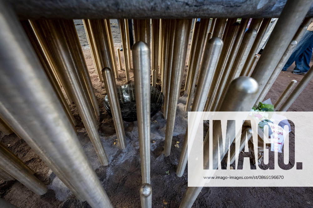 MALMÖ, October 11, 2026—168 bronze rods lift the nearly 30-metric-ton stone block. The monument Master Narratives was unveiled on Sunday in Jesusparken in Malmö. Malmö’s anti-racism monument, titled Master Narratives, was created by artistsSusanna Marcus Jablonski and Santiago Mostyn. MALMÖ, SWEDEN