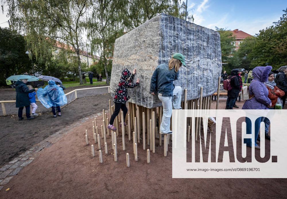 MALMÖ, October 11, 2026—168 bronze rods lift the nearly 30-metric-ton stone block. The Master Narratives monument was unveiled on Sunday in Jesusparken in Malmö. Malmö’s anti-racism monument, titled Master Narratives, was created by artistsSusanna Marcus Jablonski and Santiago Mostyn. MALMÖ, SWEDEN