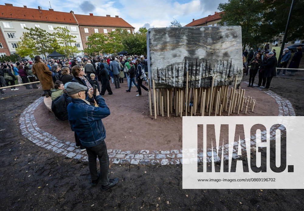 MALMÖ, October 11, 2026—168 bronze rods lift the nearly 30-metric-ton stone block. The monument Master Narratives was unveiled on Sunday in Jesusparken in Malmö. Malmö’s anti-racism monument, titled Master Narratives, was created by artistsartists Susanna Marcus Jablonski and Santiago Mostyn. MALMÖ, SWEDEN
