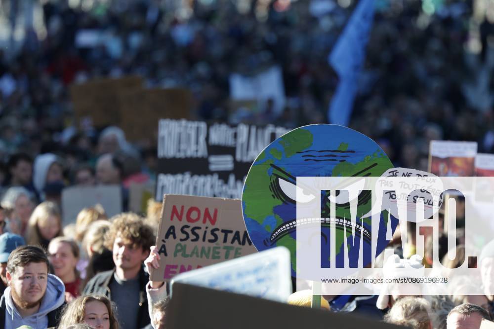 This image shows the Climate March 2026, organized by the Climate Coalition, in Brussels, on Sunday 11 October 2026. The Climate Coalition demands the federal and regional governments to stop subsidizing polluting industrial activities in Belgium and levy higher taxes on these companies. NICOLASxMAETERLINCK 189455281