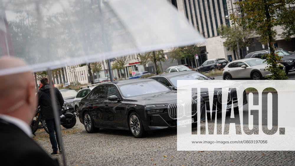 BMW official vehicles from Saxony-Anhalt, used by incumbent Minister President Sven Schulze and his security detail; state government cars parked in front of these vehicles after the Minister President’s arrival at the CDU Federal Headquarters for the CDU of Germany’s Executive Committee Retreat in Berlin, October 2026, Berlin, Germany, Konrad Adenauer House