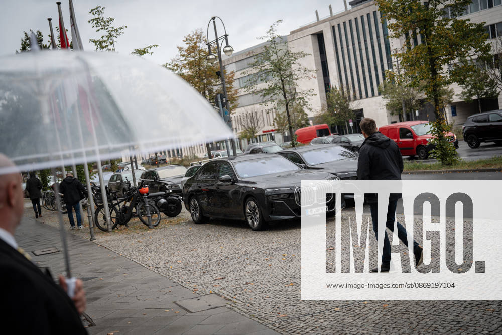 BMW official vehicles from Saxony-Anhalt, used by incumbent Minister President Sven Schulze and his security detail; cars belonging to the state government parked in front of the CDU Federal Headquarters following the Minister President’s arrival at the CDU of Germany’s Executive Committee Retreat in Berlin, October 2026, Berlin, Germany, Konrad Adenauer House
