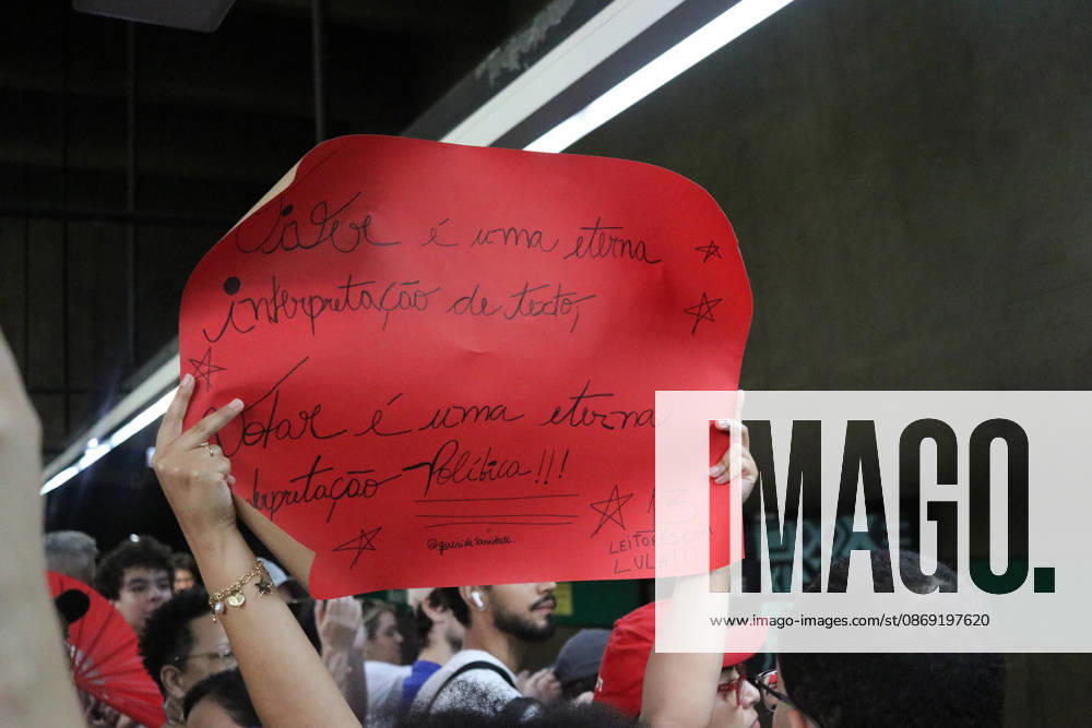 SaO PAULO, SP - 11.10.2026: LULA REuNE APOIADORES NA AVENIDA PAULISTA - Protesters gather this Sunday (11) on Avenida Paulista, in Sao Paulo (SP), during a campaign event for President Luiz Inacio Lula da Silva. The mobilization takes place in front of MASP and brings together supporters and political leaders in the second round of the 2026 Elections. In the photo, the movement of the subway around 11 am, x3028701x AngÃ licaxAlves