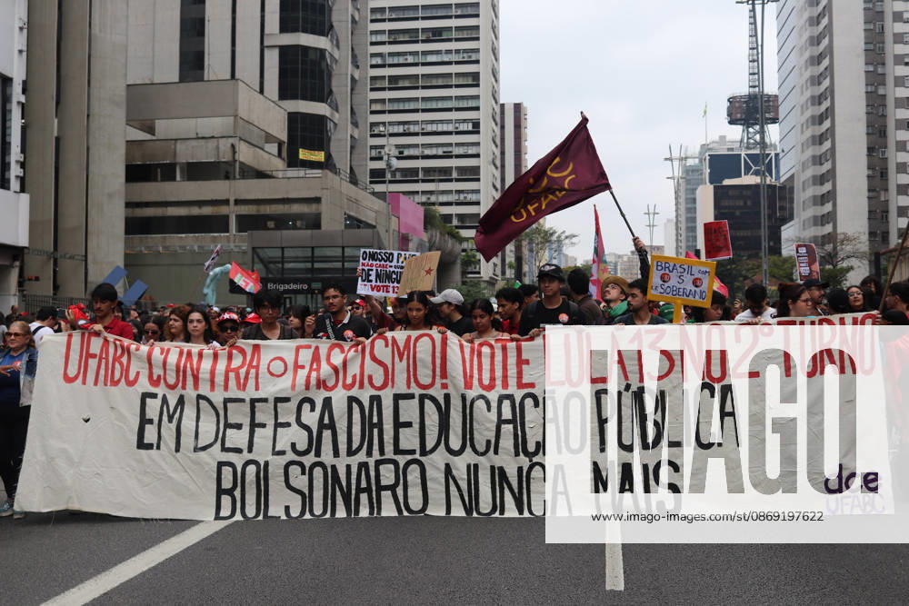 SaO PAULO, SP - 11.10.2026: LULA REuNE APOIADORES NA AVENIDA PAULISTA - Protesters gather this Sunday (11) on Avenida Paulista, in Sao Paulo (SP), during a campaign event for President Luiz Inacio Lula da Silva. The mobilization takes place in front of MASP and brings together supporters and political leaders in the second round of the 2026 Elections. x3028702x Angà licaxAlves