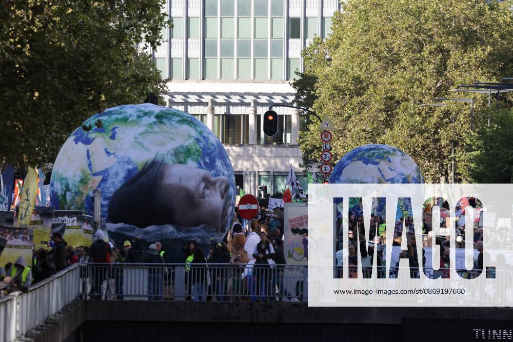 This image shows the Climate March 2026, organized by the Climate Coalition, in Brussels, on Sunday 11 October 2026. The Climate Coalition demands the federal and regional governments to stop subsidizing polluting industrial activities in Belgium and levy higher taxes on these companies. NICOLASxMAETERLINCK 189457311
