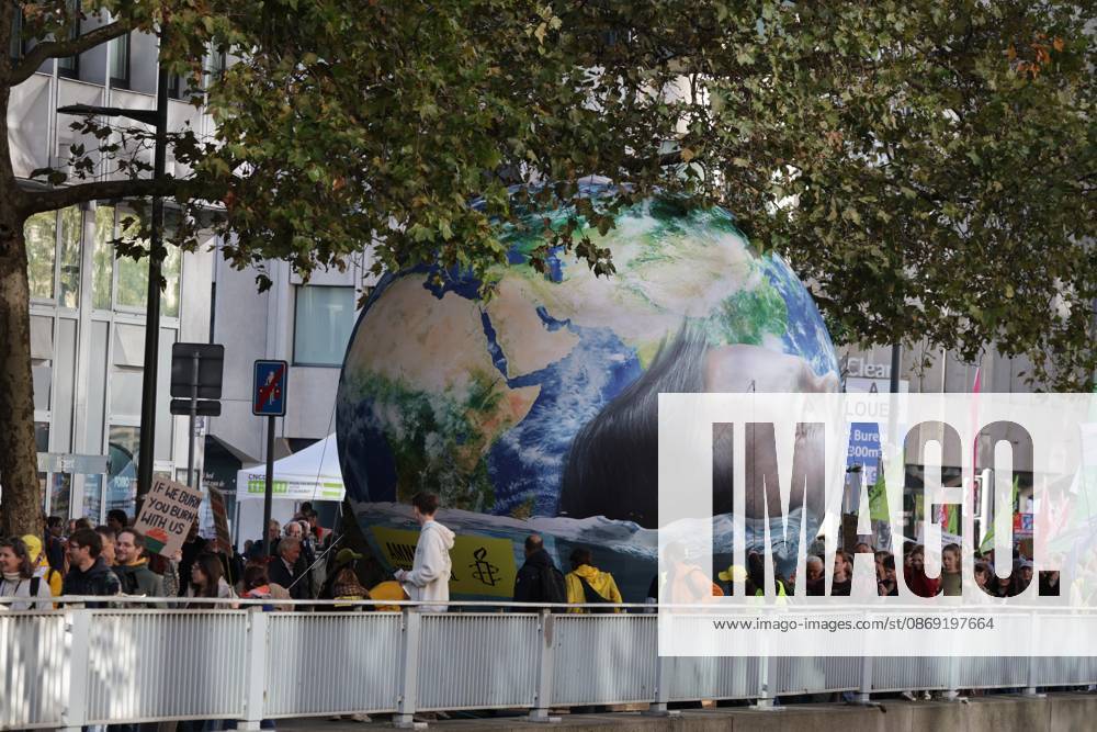 This image shows the Climate March 2026, organized by the Climate Coalition, in Brussels, on Sunday 11 October 2026. The Climate Coalition demands the federal and regional governments to stop subsidizing polluting industrial activities in Belgium and levy higher taxes on these companies. NICOLASxMAETERLINCK 189457630
