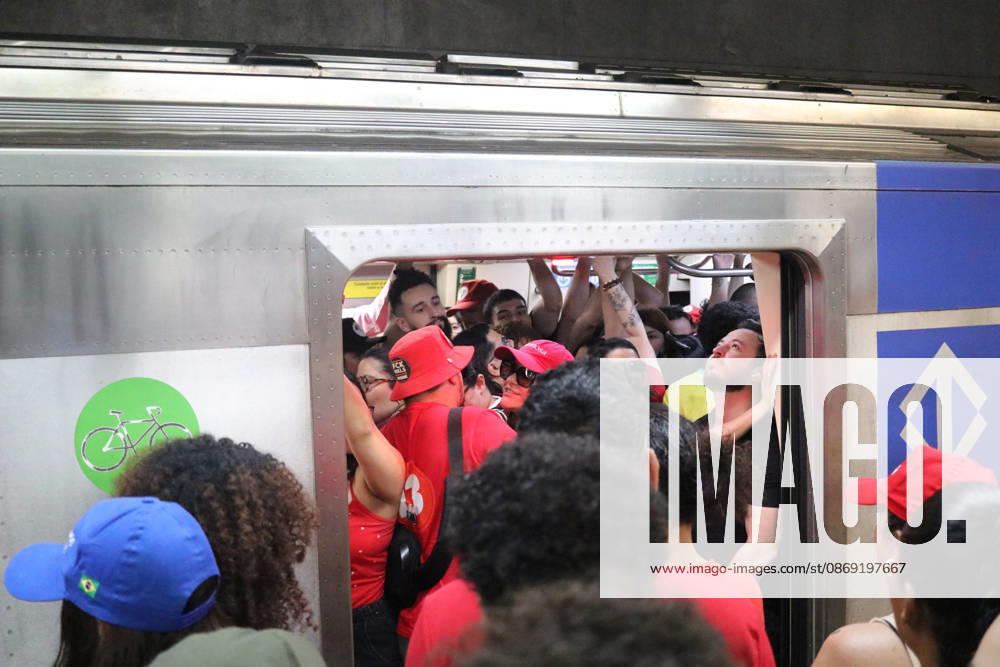 SaO PAULO, SP - 11.10.2026: LULA REuNE APOIADORES NA AVENIDA PAULISTA - Protesters gather this Sunday (11) on Avenida Paulista, in Sao Paulo (SP), during a campaign event for President Luiz Inacio Lula da Silva. The mobilization takes place in front of MASP and brings together supporters and political leaders in the second round of the 2026 Elections. In the photo, the movement of the subway around 11 am, x3028703x Angà licaxAlves