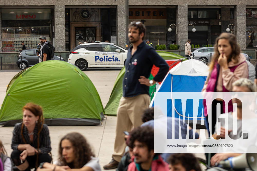 Demonstrations against housing affordability, in Porto, Portugal - 11 Oct 2026 Participants have a public assembly beside a temporary encampment in Praça D. João I during an overnight occupation organized by the Não Dá Mais Para Viver Assim movement following demonstrations against the housing crisis and rising living costs. Porto Portugal