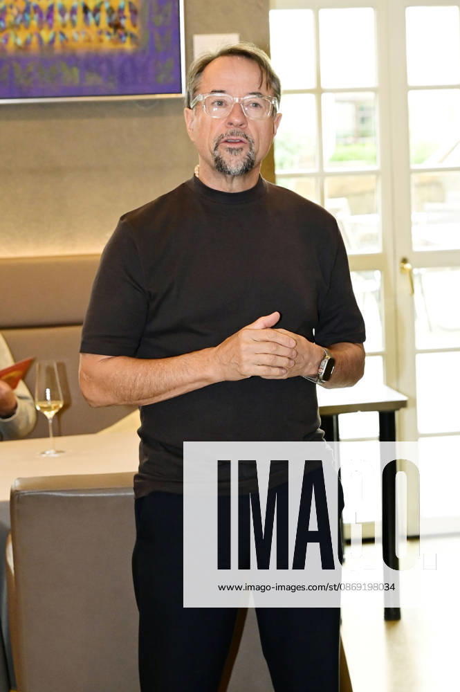 Jan Josef Liefers at the opening of Goldener Reigen by Jens Christian Wittig at Kastenmeiers in the Taschenbergpalais in Dresden, October 11, 2026 Foto:xM.xWehnertx xFuturexImagex wittig_6004