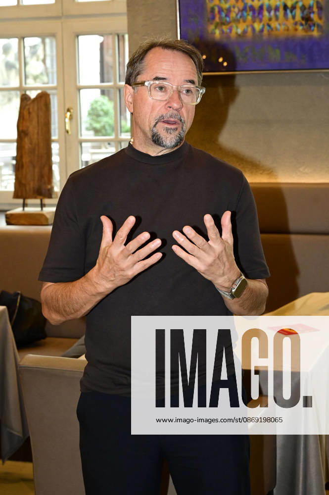 Jan Josef Liefers at the opening of Goldener Reigen by Jens Christian Wittig at Kastenmeiers in the Taschenbergpalais in Dresden, October 11, 2026 Foto:xM.xWehnertx xFuturexImagex wittig_6006