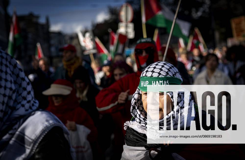 AMSTERDAM - Demonstrators during a national protest on Dam Square marking the conclusion of the nationwide week of action for sanctions against Israel. According to various activist groups, despite the ceasefire , the genocide against the Palestinian people continues unabated. KOEN VAN WEEL ANP netherlands out - belgium out
