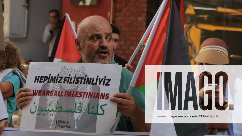 Â°Zmir, ToÂ¼rkiye: IZMIR, TURKEY, OCTOBER 11, 2026: Pro-Palestinian demonstrators gather outside the Turkan Saylan Cultural Center in Izmir during a protest organized by the local branch of the Association for the Freedom of Palestinians. Participants condemn Israeli military operations in Gaza and criticize US support for Israel, calling attention to Palestinian civilian casualties since October 7, 2023. The demonstration concludes at Gundogdu Square, where participants throw carnations into the sea in remembrance of Palestinians killed during the conflict. Â°Zmir Türkiye - ZUMAq101 20261011_zna_q101_108