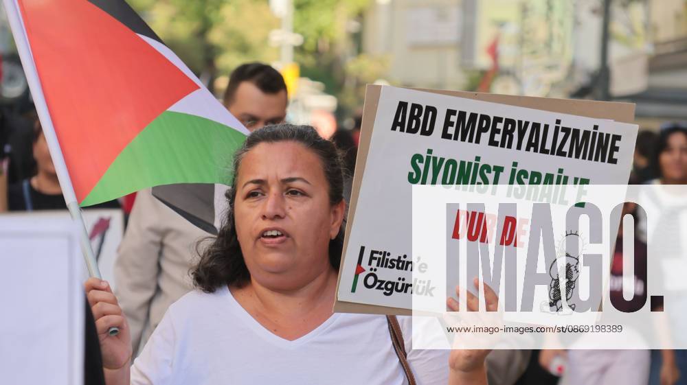 °Zmir, To¼rkiye: IZMIR, TURKEY, OCTOBER 11, 2026: Pro-Palestinian demonstrators gather outside the Turkan Saylan Cultural Center in Izmir during a protest organized by the local branch of the Association for the Freedom of Palestinians. Participants condemn Israeli military operations in Gaza and criticize US support for Israel, calling attention to Palestinian civilian casualties since October 7, 2023. The demonstration concludes at Gundogdu Square, where participants throw carnations into the sea in remembrance of Palestinians killed during the conflict. °Zmir Türkiye - ZUMAq101 20261011_zna_q101_114