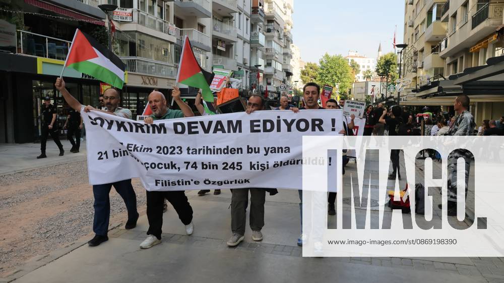 Â°Zmir, ToÂ¼rkiye: IZMIR, TURKEY, OCTOBER 11, 2026: Pro-Palestinian demonstrators gather outside the Turkan Saylan Cultural Center in Izmir during a protest organized by the local branch of the Association for the Freedom of Palestinians. Participants condemn Israeli military operations in Gaza and criticize US support for Israel, calling attention to Palestinian civilian casualties since October 7, 2023. The demonstration concludes at Gundogdu Square, where participants throw carnations into the sea in remembrance of Palestinians killed during the conflict. Â°Zmir Türkiye - ZUMAq101 20261011_zna_q101_115