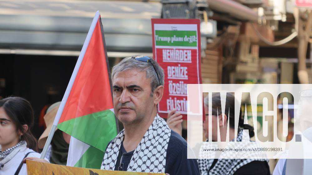 Â°Zmir, ToÂ¼rkiye: IZMIR, TURKEY, OCTOBER 11, 2026: Pro-Palestinian demonstrators gather outside the Turkan Saylan Cultural Center in Izmir during a protest organized by the local branch of the Association for the Freedom of Palestinians. Participants condemn Israeli military operations in Gaza and criticize US support for Israel, calling attention to Palestinian civilian casualties since October 7, 2023. The demonstration concludes at Gundogdu Square, where participants throw carnations into the sea in remembrance of Palestinians killed during the conflict. Â°Zmir Türkiye - ZUMAq101 20261011_zna_q101_116