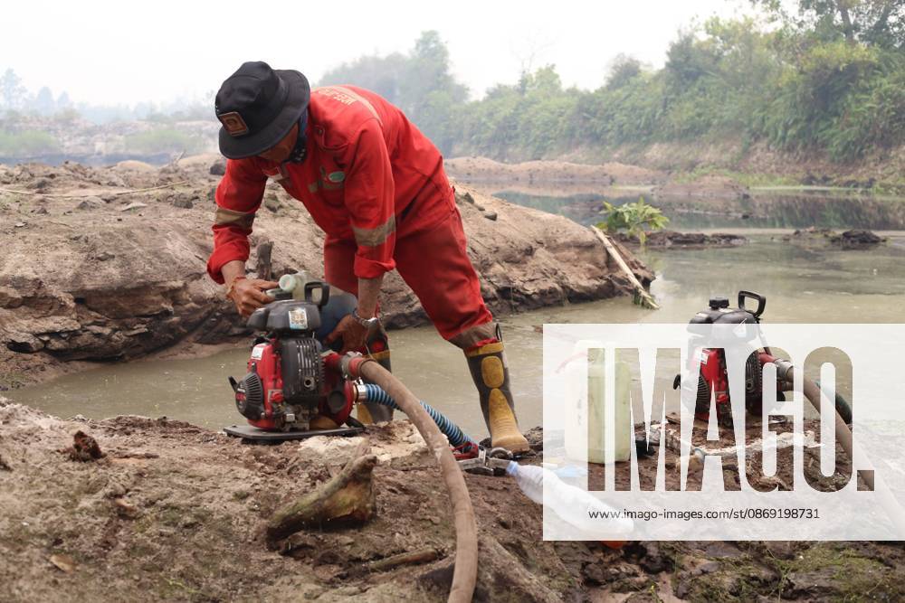 PALANGKA RAYA, CENTRAL KALIMANTAN, INDONESIA, OCTOBER 11, 2026: Members of Indonesia s Manggala Agni forest fire brigade work to extinguish a forest fire in the Sebangau area of Palangka Raya, Central Kalimantan. The firefighting team has been responding to fires affecting forests and community land in the region during the dry season. Kalimantan Indonesia - ZUMAq101 20261011_zna_q101_124