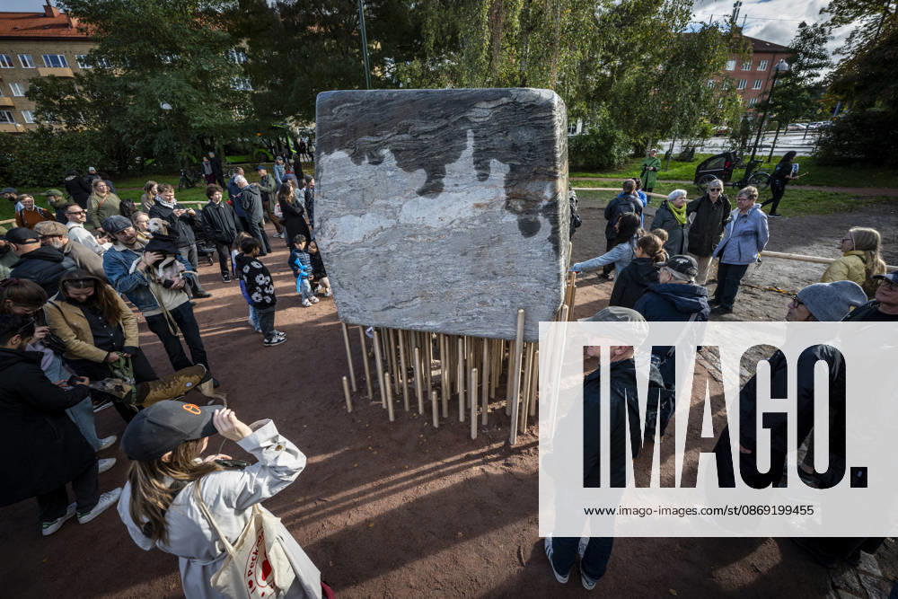 MALMÖ, October 11, 2026—168 bronze rods lift the nearly 30-metric-ton stone block. The Master Narratives monument was unveiled on Sunday in Jesusparken in Malmö. Malmö’s anti-racism monument, titled Master Narratives, was created by artistsartists Susanna Marcus Jablonski and Santiago Mostyn. MALMÖ, SWEDEN